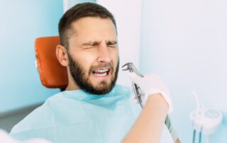 Mann zieht sich selbst einen Zahn